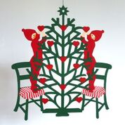 <transcy>The Christmas tree is decorated</transcy>
